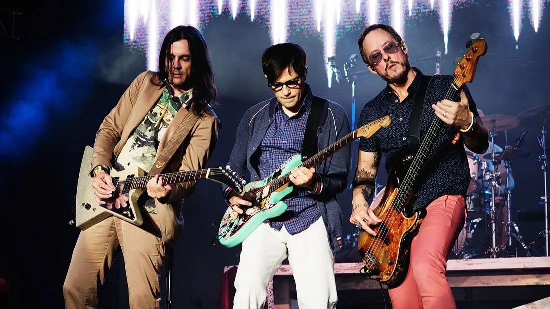 Weezer prépare la sortie de son nouvel album en dévoilant une...
