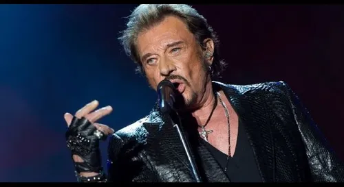 Hommage à Johnny Hallyday : une sculpture dévoilée sur le parvis de...