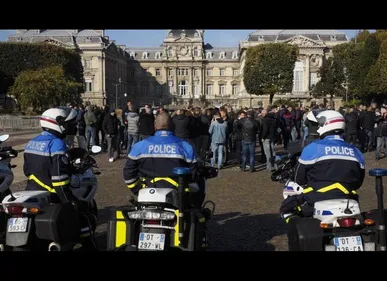 Lille : Environ 300 policiers manifestent place de la République