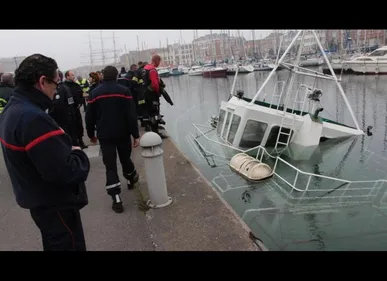 Dunkerque : un bateau de pêche coule quai des Hollandais