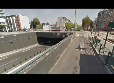 La Madeleine : une camionnette s'encastre sous un mini-tunnel