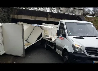 Cambrai : un camion de 3,60 m de haut s'engouffre sous un pont de...