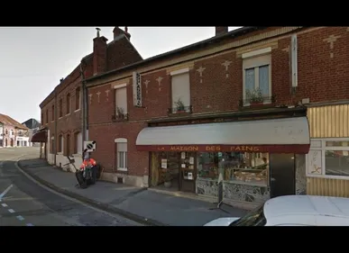 Albert (80) : un homme tombe du toit de sa boulangerie