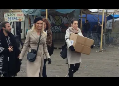 Pamela Anderson rend visite aux migrants de Calais et Grande-Synthe