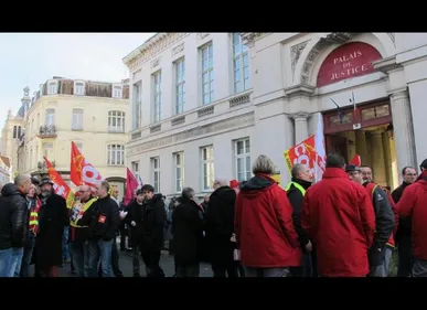 Douai : Une cinquantaine de militants CGT rassemblés devant la cour...