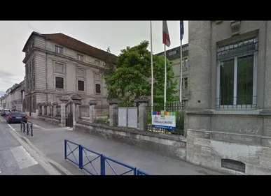 Soissons (02) : les élèves d'un lycée en grève pour soutenir un...