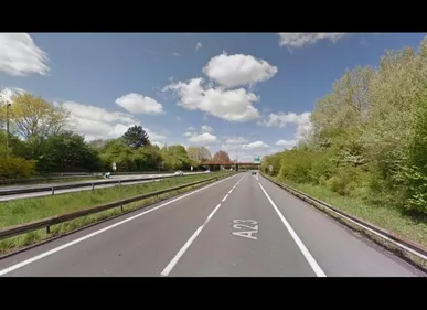 Elle promenait son petit-fils en poussette le long de l'A23 :...