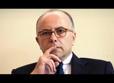 Fusillade dans un lycée de Grasse : Bernard Cazeneuve écourte sa...