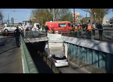 Marcq-en-Baroeul : Un camion de livraison coincé dans les...