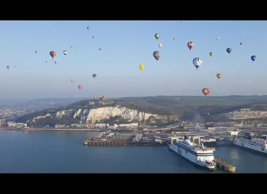 Nouveau record : plus de 100 montgolfières ont survolé la Manche ce...