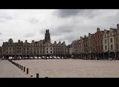 Arras : le matériel son et lumière démonté place des Héros , tombe...