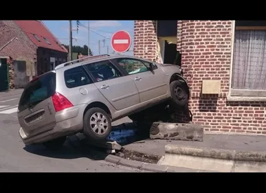 Hornaing (59) : une voiture termine sa course dans la façade d'une...