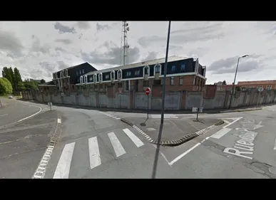 Il roulait sans casque, un motard dans un état grave après un...