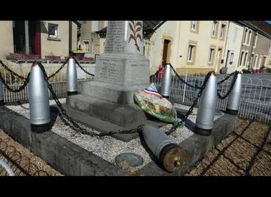 Pouru-Saint-Remy (08) : Le monument aux morts dégradé