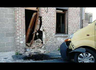 Amiens : un fourgon termine sa course dans la façade d'une maison