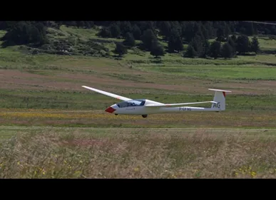 Maubeuge : le pilote d'un planeur obligé d'atterrir dans un champ