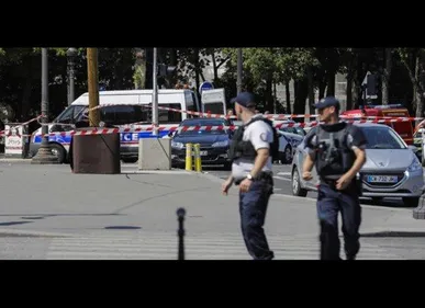 Paris : Un homme armé fonce sur un fourgon de gendarmerie sur les...