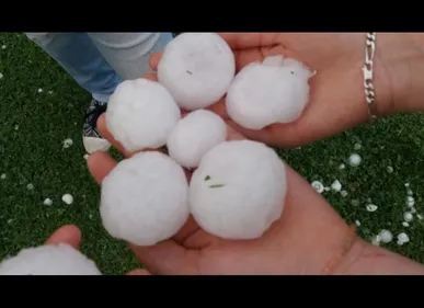 Des grêlons de plusieurs centimètres de diamètres sont tombés dans...