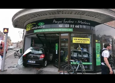 Amiens : une Clio défonce la façade des pompes funèbres
