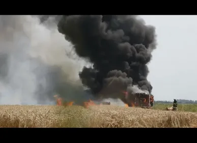 Nord : le camion des pompiers brûle pendant un feu de champ [VIDEO]