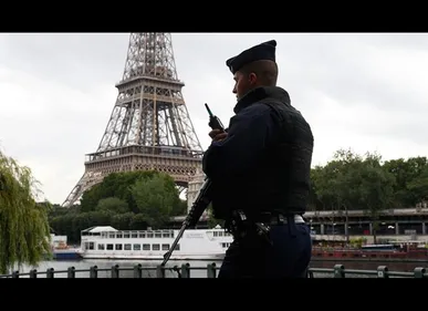 Homme interpellé à la Tour Eiffel avec un couteau: le parquet...
