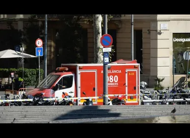 Une fourgonnette percute la foule à Barcelone faisant plusieurs...
