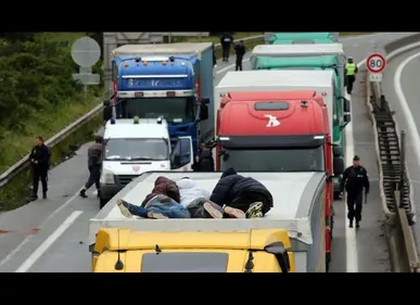 Six migrants découverts dans le chargement de sucre d’un poids...