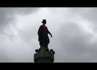 Octobre Rose : un soutien-gorge géant sur la statue de la Grand...