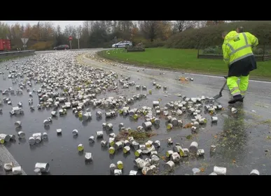 Hazebrouck (59) : un camion perd des milliers de conserves sur un...