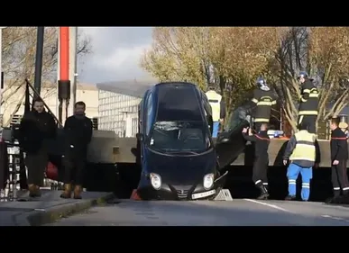 Dunkerque :  une voiture force le passage du pont levant [VIDEO]