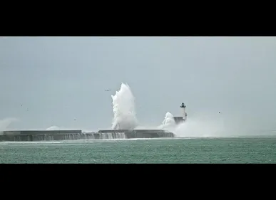 Coup de vent et grandes marées annoncés la nuit prochaine dans les...
