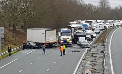 Spectaculaire accident sur l'A1, un camion traverse le terre-plein...