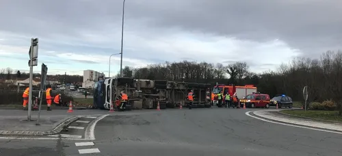 Soissons (02) : un camion betteravier se renverse dans un rond-point