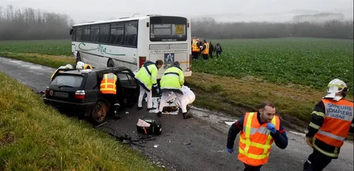 Aisne : une collision entre une voiture et un bus scolaire fait...