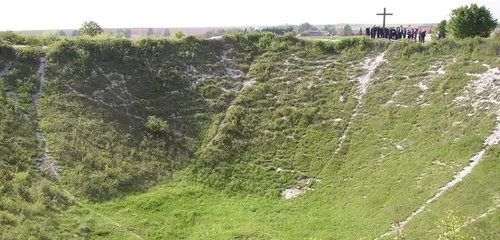 Près d'Albert, un monument aux morts de la Première Guerre Mondiale...