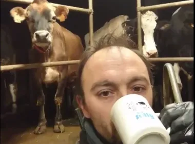 Milk Pint Challenge : un agriculteur veut donner du lait pour la...