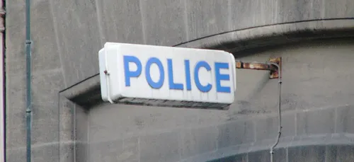 Arras : une fillette mordue et brûlée au fer à friser par sa...