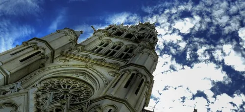 En pleine nuit, des jeunes font sonner les cloches de la basilique...
