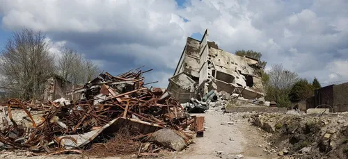 Villers-Cotterêts (02) : un silo s'effondre sur un engin de...