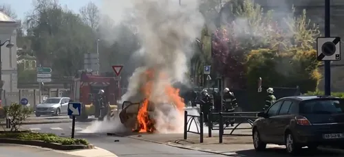 Soissons : une voiture s'embrase en roulant