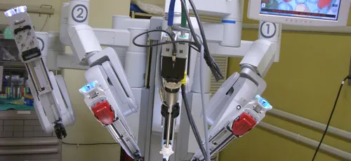 Une opération chirurgicale à l'aide d'un robot à l'hôpital de...