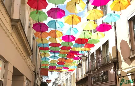 A Laon, des centaines de parapluies égayent la ville haute