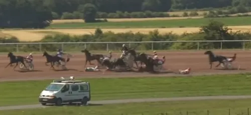Vidéo : spectaculaire accident lors d'une course de chevaux dans...