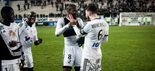 Football : les joueurs d'Amiens sur la place Gambetta ce lundi