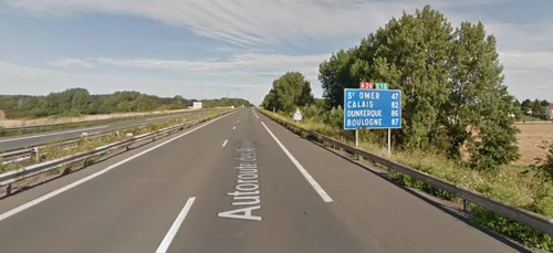 Collision sur l'A26 : une voiture franchit la rambarde et termine...
