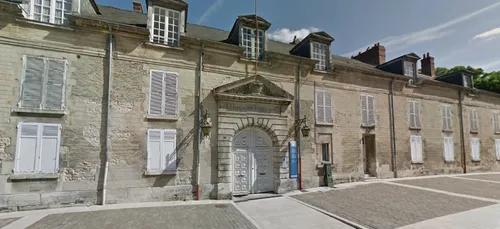 Emmanuel Macron visite le château de Villers-Cotterêts