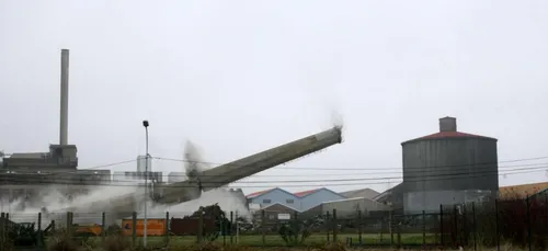 Corbehem (62) : deux cheminées démolies sur le site de Stora Enso...