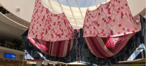 Le plus grand soutien-gorge du monde est exposé à Longuenesse