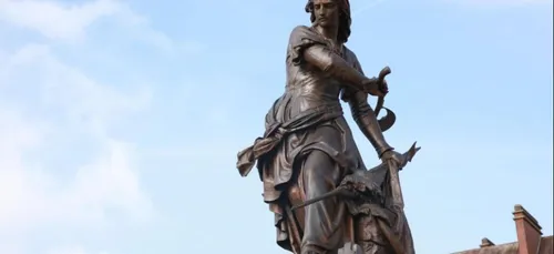 La statue de Jeanne Hachette à Beauvais décorée ce samedi pour...