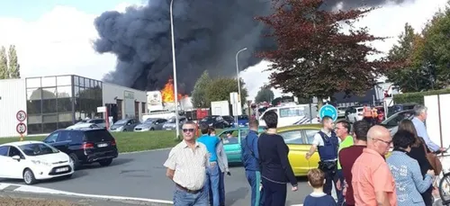 Mouscron : Incendie spectaculaire ce mercredi midi dans une usine...